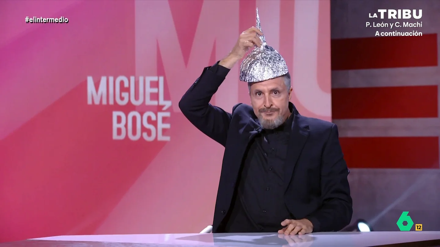 'Miguel Bosé' comparte una nueva teoría: "La mitad de los españoles son juguetes sexuales dirigidos por la CIA" Raúl Pérez se convertía en el artista para hablar sobre el hantavirus y otras teorías de la conspiración con el Gran Wyoming y Sandra Sabatés.