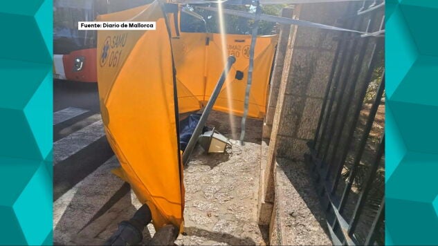 Un muerto y dos heridos tras el choque de un autob&uacute;s contra una farola en Mallorca.