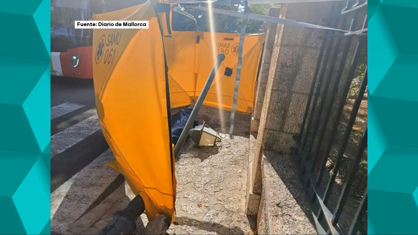 Un muerto y dos heridos tras el choque de un autobús contra una farola en Mallorca. Un muerto y dos heridos tras el choque de un autobús contra una farola en Mallorca.