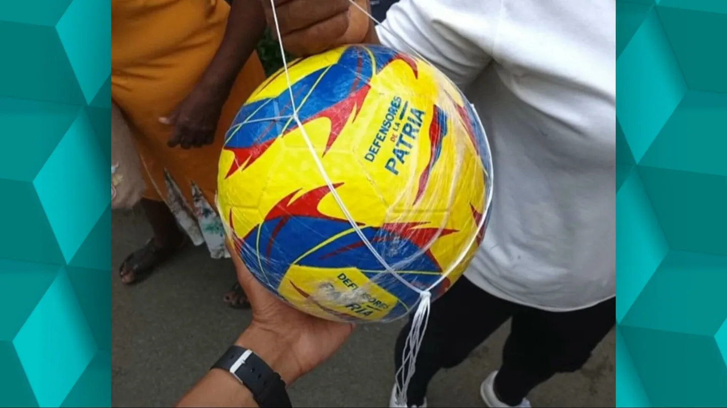 "¿Cómo es posible un 'hijoeputa' balón, mientras los niños mueren de hambre"?: los colombianos explotan contra De la Espriella tras el terremoto "¿Cómo es posible un 'hijoeputa' balón, mientras los niños mueren de hambre"?: los colombianos explotan contra De la Espriella tras el terremoto