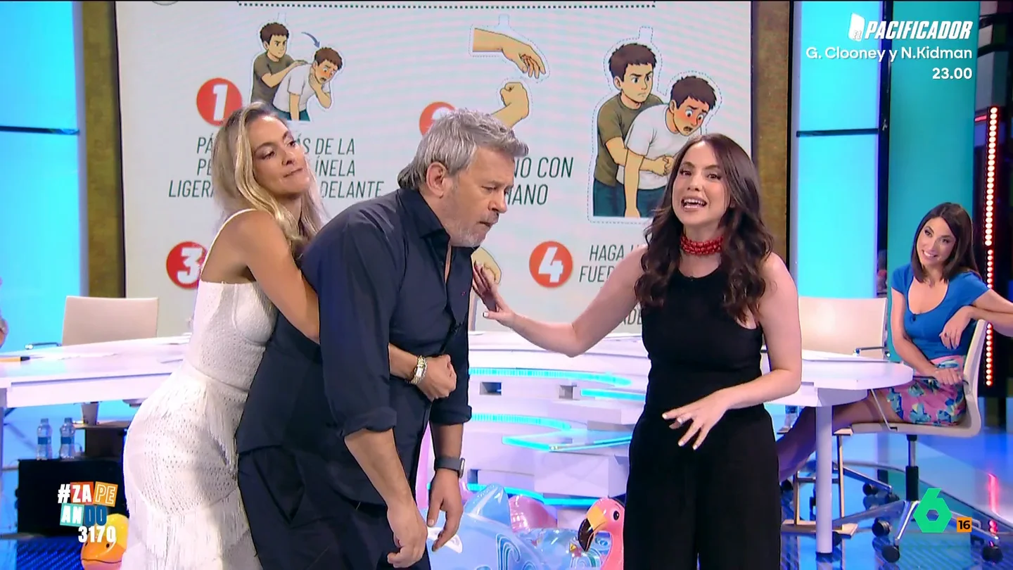 Esther Gómez explica cómo hacer la maniobra de Heimlich ante un atragantamiento: Isabel Forner y Miki lo muestran paso a paso Esther Gómez nos habla de peligros en los chiringuitos, como puede ser el atragantamiento. Para ello, nos muestra con la ayuda de Isabel Forner y Miki Nadal cómo actuar ante esta circunstancia límite.