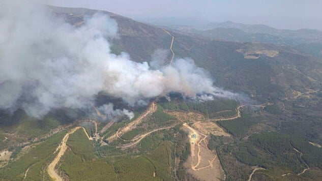 Las Hurdes (C&aacute;ceres) vuelve a arder: un incendio en Pinofranqueado provoca el despliegue de la UME y el desalojo de 300 vecinos