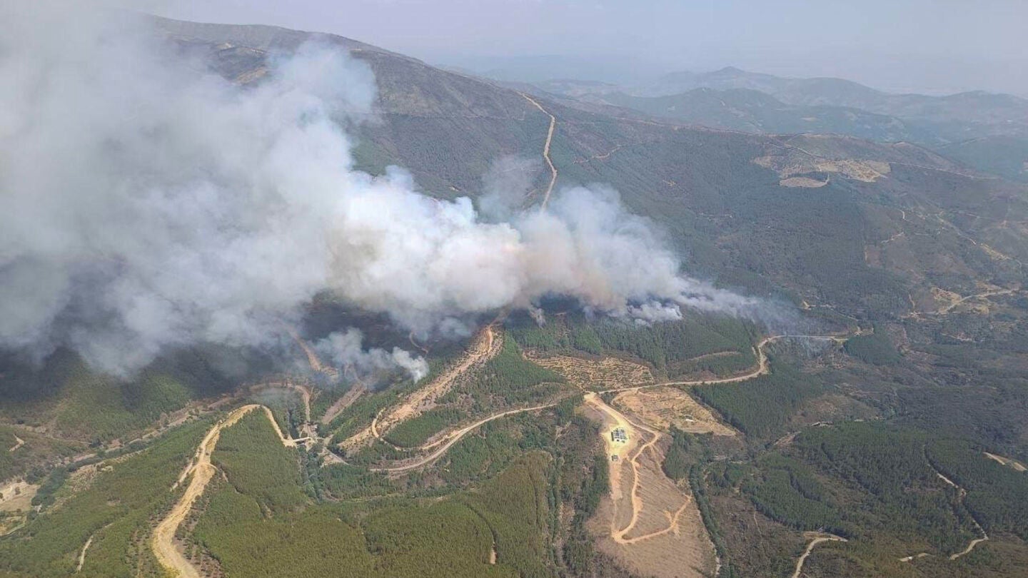 Las Hurdes (C&aacute;ceres) vuelve a arder: un incendio en Pinofranqueado provoca el despliegue de la UME y el desalojo de 300 vecinos