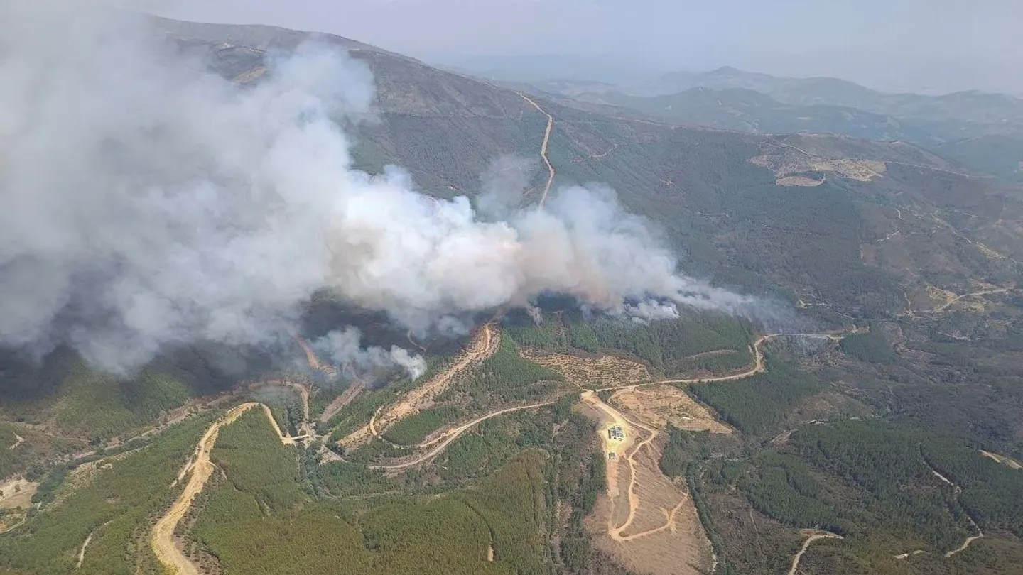 Las Hurdes (Cáceres) vuelve a arder: un incendio en Pinofranqueado provoca el despliegue de la UME y el desalojo de 300 vecinos Las Hurdes (Cáceres) vuelve a arder: un incendio en Pinofranqueado provoca el despliegue de la UME y el desalojo de 300 vecinos