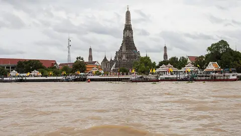Templo Wat Arun en Bangkok desde el río Templo Wat Arun en Bangkok desde el río