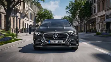 Mercedes viste de eléctrico a uno de sus coches más importantes, pero bajo el capó se niega a jubilar el diésel Mercedes viste de eléctrico a uno de sus coches más importantes, pero bajo el capó se niega a jubilar el diésel