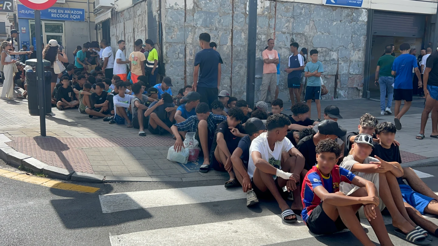 Un grupo de menores espera para ser filiado en una comisaría de la Policía Nacional en Ceuta (España). Un grupo de menores espera para ser filiado en una comisaría de la Policía Nacional en Ceuta (España).