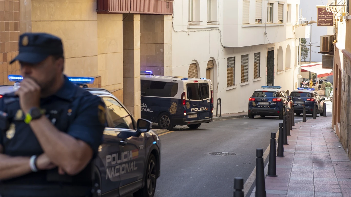 Coches de Policía a las puertas de un juzgado de Ceuta Coches de Policía a las puertas de un juzgado de Ceuta