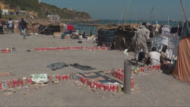 Improvisan un mezquita con envases en la playa de El Trampol&iacute;n (Ceuta).