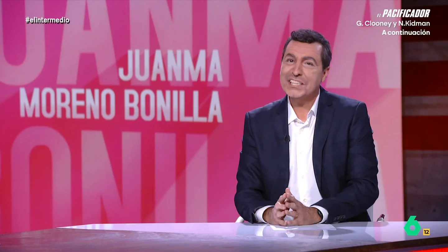 'Juanma Moreno Bonilla' responde a Wyoming con canciones para evitar hablar de política El cómico Raúl Pérez se convertía en el líder del PP de Andalucía después de la celebración de las elecciones en dicha comunidad. Unas elecciones en las que no lograba una mayoría absoluta.