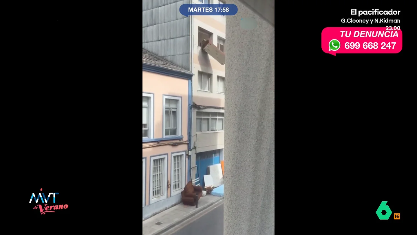 Tiran, literalmente, la casa por la ventana: la extraña mudanza donde arrojan los muebles a la calle desde un tercer piso Los vecinos de A Milagrosa, en Lugo, grababan cómo desde el tercer piso de una vivienda se lanzaban todo tipo de muebles a la calle, algo que según el abogado Juan Manuel Medina "ni es legal ni es aconsejable".