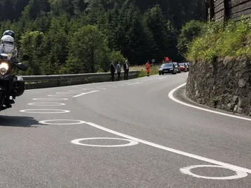 La trampa "visual" de la DGT para salvar vidas: pintar círculos blancos en el interior de las curvas La trampa "visual" de la DGT para salvar vidas: pintar círculos blancos en el interior de las curvas