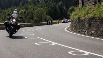 La trampa "visual" de la DGT para salvar vidas: pintar c&iacute;rculos blancos en el interior de las curvas