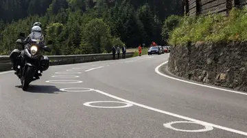 La trampa "visual" de la DGT para salvar vidas: pintar círculos blancos en el interior de las curvas La trampa "visual" de la DGT para salvar vidas: pintar círculos blancos en el interior de las curvas