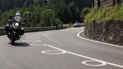 La trampa "visual" de la DGT para salvar vidas: pintar c&iacute;rculos blancos en el interior de las curvas