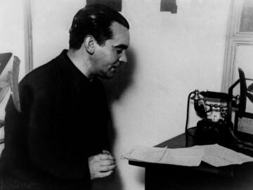 El poeta español Federico García Lorca en una audición en Radio Stentor durante su estancia en Buenos Aires en 1933. El poeta español Federico García Lorca en una audición en Radio Stentor durante su estancia en Buenos Aires en 1933.
