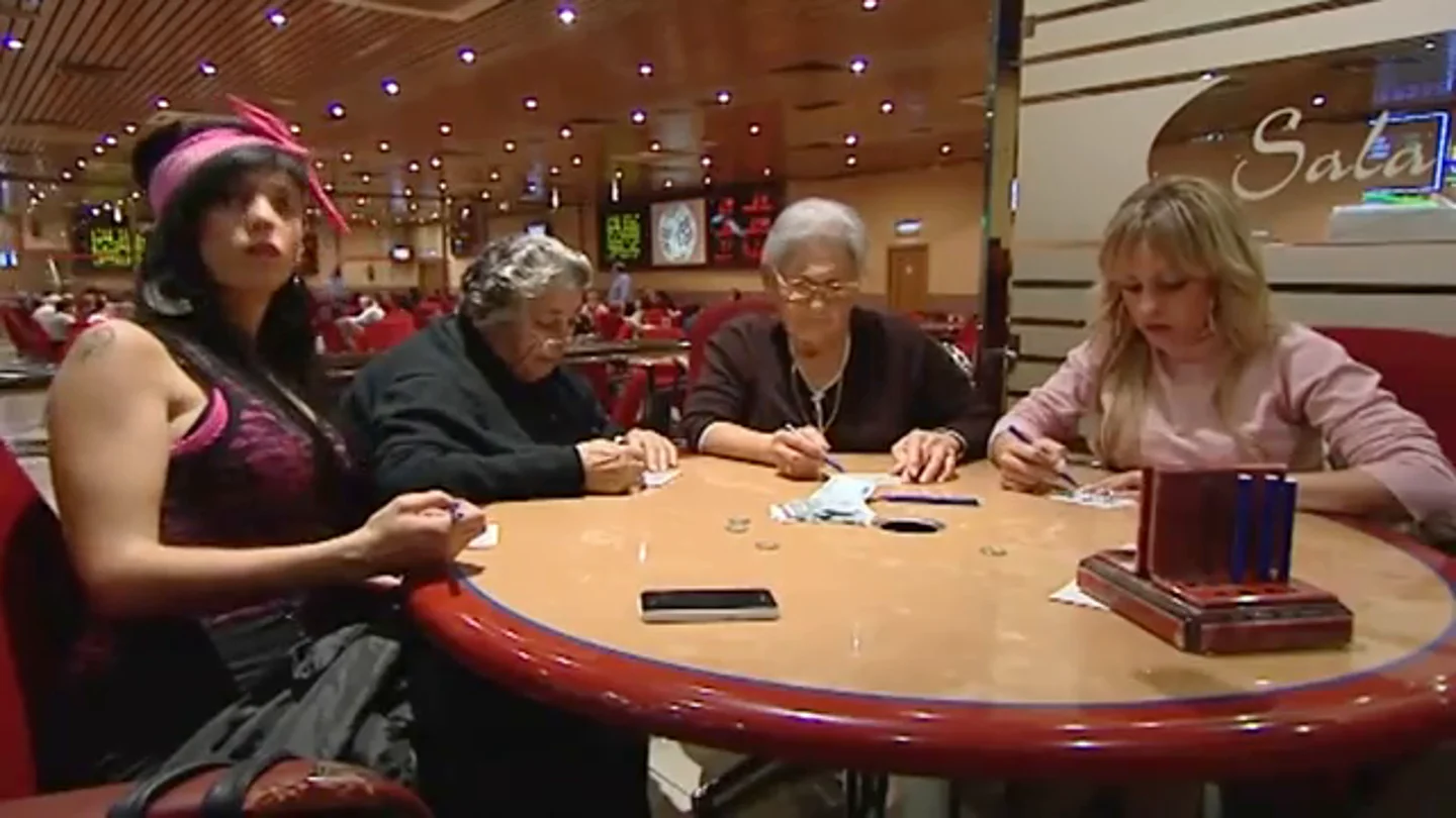 'La Jessy' y 'la Iratxe' unen a sus abuelas en una tarde de bingo que acaba con premio 'La Jessy' y 'la Iratxe' unen a sus abuelas en una tarde de bingo que acaba con premio