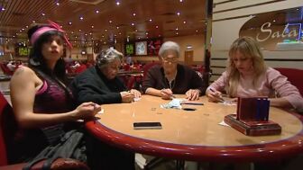 'La Jessy' y 'la Iratxe' unen a sus abuelas en una tarde de bingo que acaba con premio