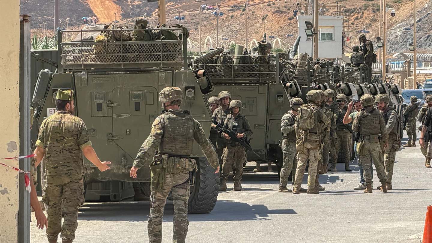 Militares españoles en la frontera del Tarajal en Ceuta Militares españoles en la frontera del Tarajal en Ceuta