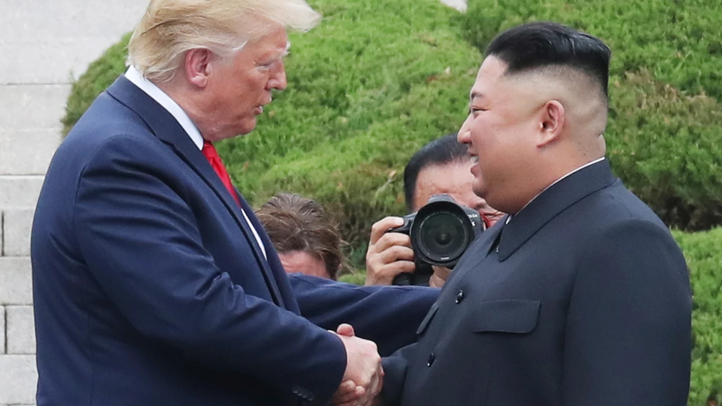 Donald J. Trump con Kim Jong-un. Donald J. Trump con Kim Jong-un.