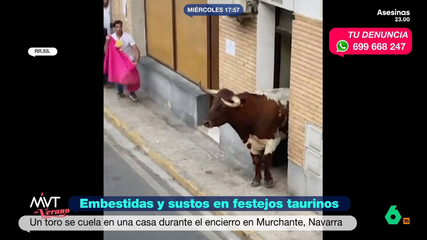 Momentos de tensi&oacute;n e incertidumbre los que vivieron los vecinos de Murchante cuando un toro que participaba en los encierros de la localidad decidi&oacute; meterse en una casa. Finalmente el astado sali&oacute; de la vivienda sin mayores incidentes.