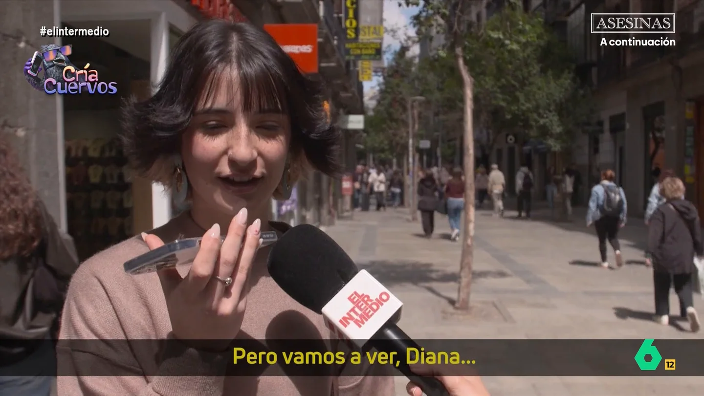 Una madre, a su hija, cuando le pregunta por el dinero de su comunión: "Ponte a trabajar..." El Intermedio recupera 'Cría Cuervos', en el que Diana pedía a su madre el dinero de su comunión. Descubre su reacción en el vídeo principal.