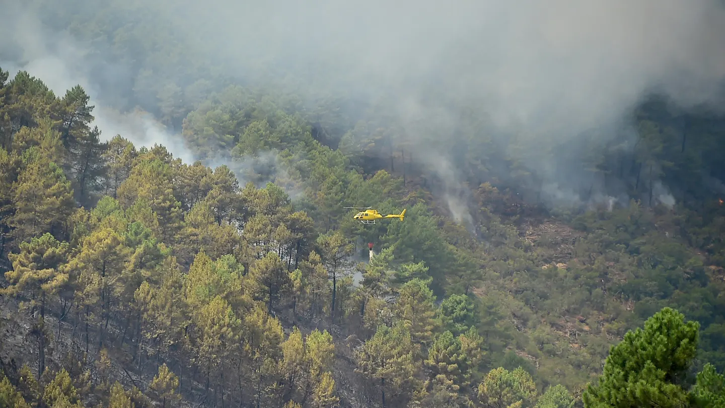 Horas críticas en Las Hurdes: las tareas se centran en que el fuego no supere "la línea roja" del río Malveyido Horas críticas en Las Hurdes: las tareas se centran en que el fuego no supere "la línea roja" del río Malveyido