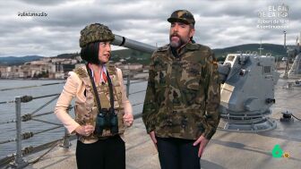 Cristina Gallego se convert&iacute;a en la ministra de Defensa para mostrar c&oacute;mo se organizaba el D&iacute;a de las Fuerzas Armadas en un momento en el que su partido copaba los titulares debido a diversos esc&aacute;ndalos. 