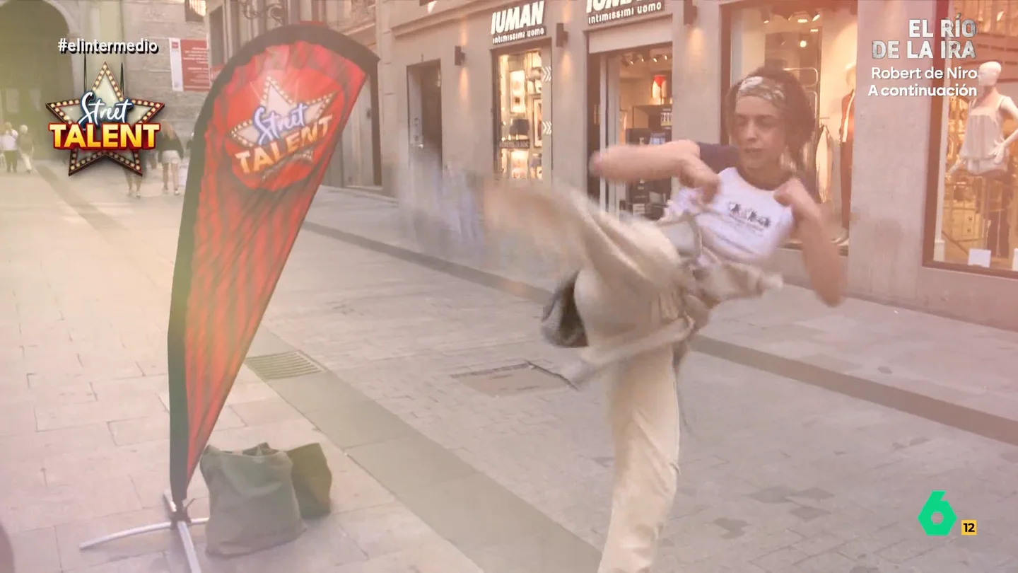 Una chica descubre su talento como especialista de cine y se 'pelea' en plena calle: "Soy el entretenimiento de la familia" El 'Street Talent' de El Intermedio salía a la calle y descubría talentos tan curiosos como los de un hombre que imitaba a un velocirraptor, una chica especialista de cine y un hombre capaz de imitar a Shakira.