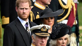 Los duques de Sussex, la reina Camila y el rey Carlos III en el entierro de la reina Isabel II