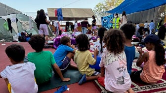 Menores en el espacio habilitado por la Asociaci&oacute;n de Vecinos de Sidi Embarel, un campo de f&uacute;tbol en la barriada de La Reina, en Ceuta.