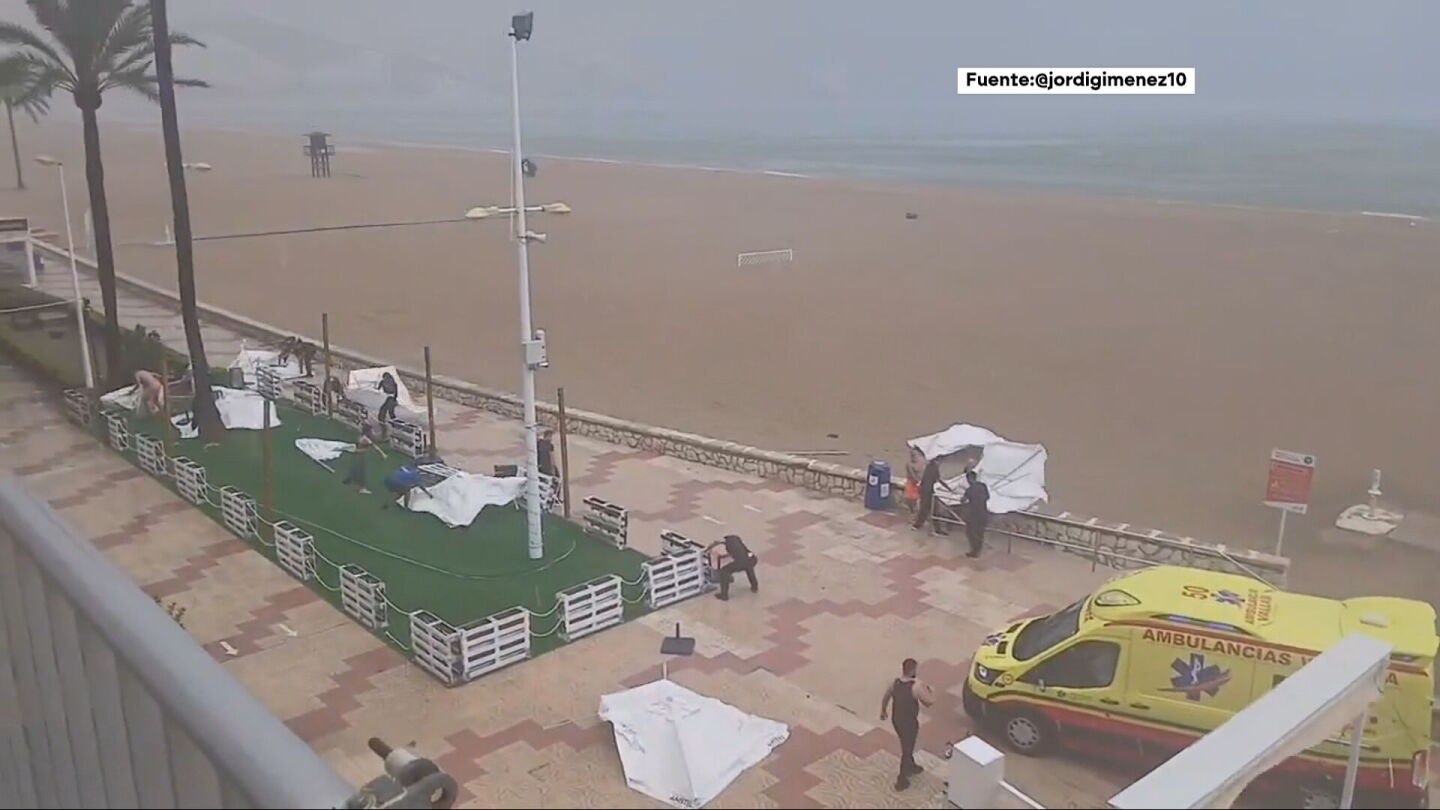 Una ambulancia avanza con dificultad por la fuerte lluvia en Cullera (Valencia)