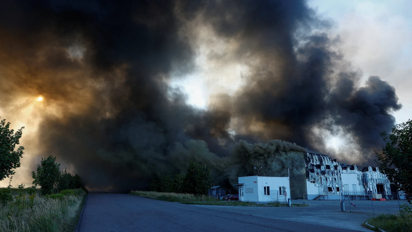 Un almacén de alimentos arde tras ser alcanzado por un ataque con misiles rusos, en la región de Kyiv, Ucrania, el 20 de agosto de 2026. Un almacén de alimentos arde tras ser alcanzado por un ataque con misiles rusos, en la región de Kyiv, Ucrania, el 20 de agosto de 2026.