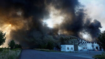 Un almac&eacute;n de alimentos arde tras ser alcanzado por un ataque con misiles rusos, en la regi&oacute;n de Kyiv, Ucrania, el 20 de agosto de 2026.