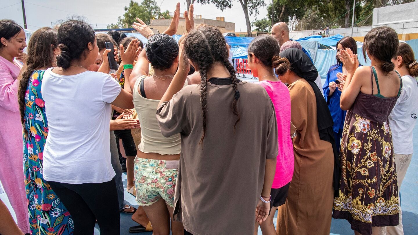 Solo hay ocho fiscales para acompañar a los miles de migrantes menores en Ceuta
