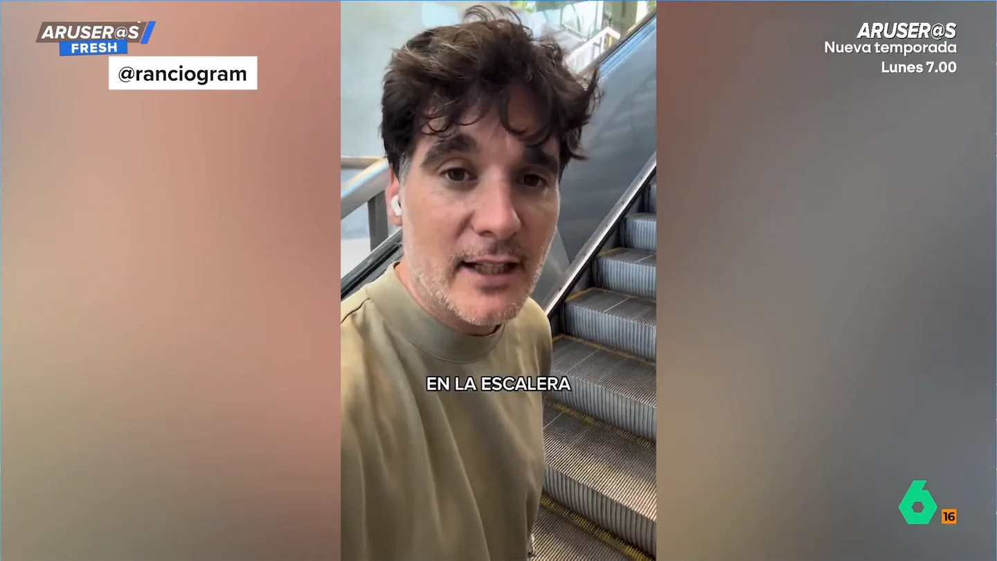 Un joven desmonta la regla no escrita de ponerse a la derecha en las escaleras mecánicas: "Así se aligeran las aglomeraciones" Un joven desmonta la regla no escrita de ponerse a la derecha en las escaleras mecánicas: "Así se aligeran las aglomeraciones"
