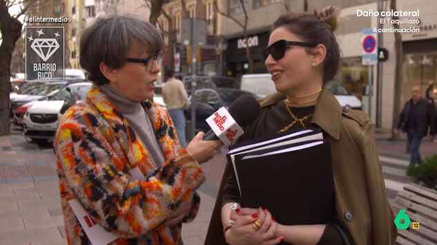 La reportera recorr&iacute;a un barrio rico y uno obrero para saber c&oacute;mo pasan los fines de semana sus habitantes. En el rico, Villas charlaba con una mujer que le explicaba que hab&iacute;a tenido una cita.