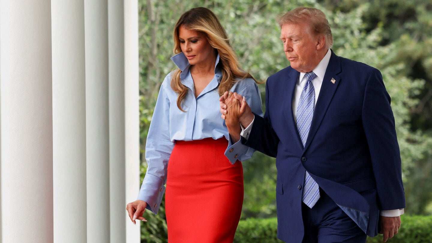 Melania Trump y Donald Trump en la apertura de un evento en el Jard&iacute;n de las Rosas de la Casa Blanca