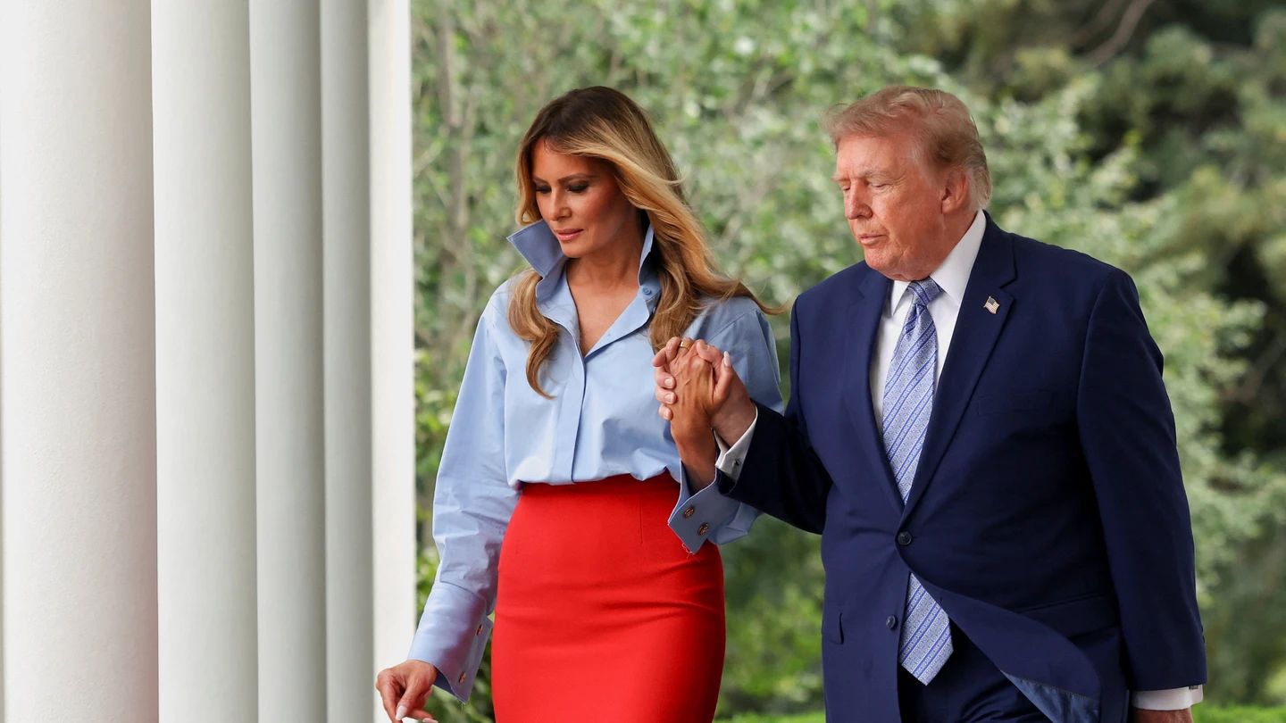 Melania Trump y Donald Trump en la apertura de un evento en el Jardín de las Rosas de la Casa Blanca Melania Trump y Donald Trump en la apertura de un evento en el Jardín de las Rosas de la Casa Blanca