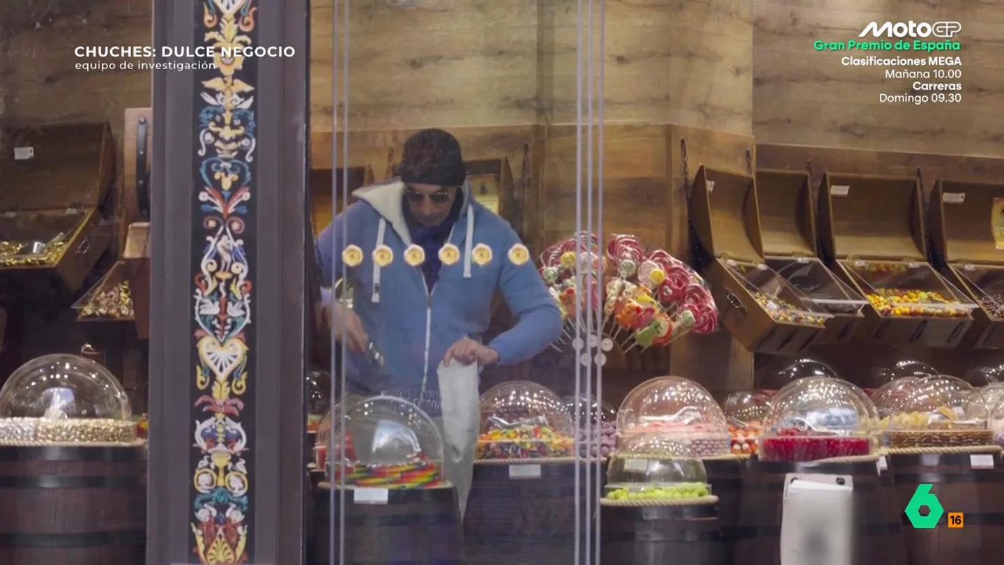 Chucherías a precio "de solomillo": así ganan 30 euros por cada kilo las tiendas 'pirata' Chucherías a precio "de solomillo": así ganan 30 euros por cada kilo las tiendas 'pirata'