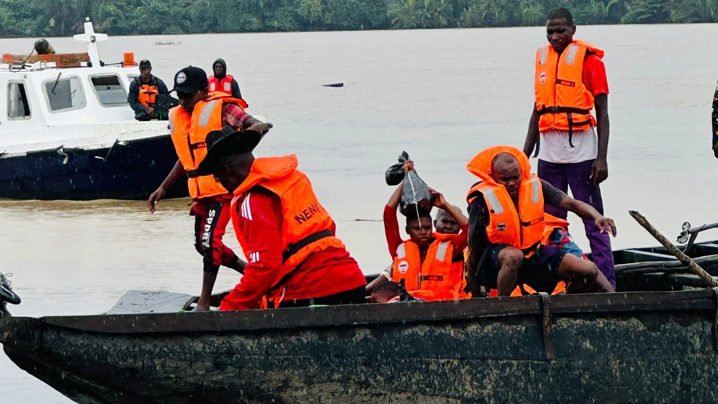 Simulación de rescate en aguas fluviales realizada por la Agencia Nacional de Gestión de Emergencias (NEMA) de Nigeria. Simulación de rescate en aguas fluviales realizada por la Agencia Nacional de Gestión de Emergencias (NEMA) de Nigeria.