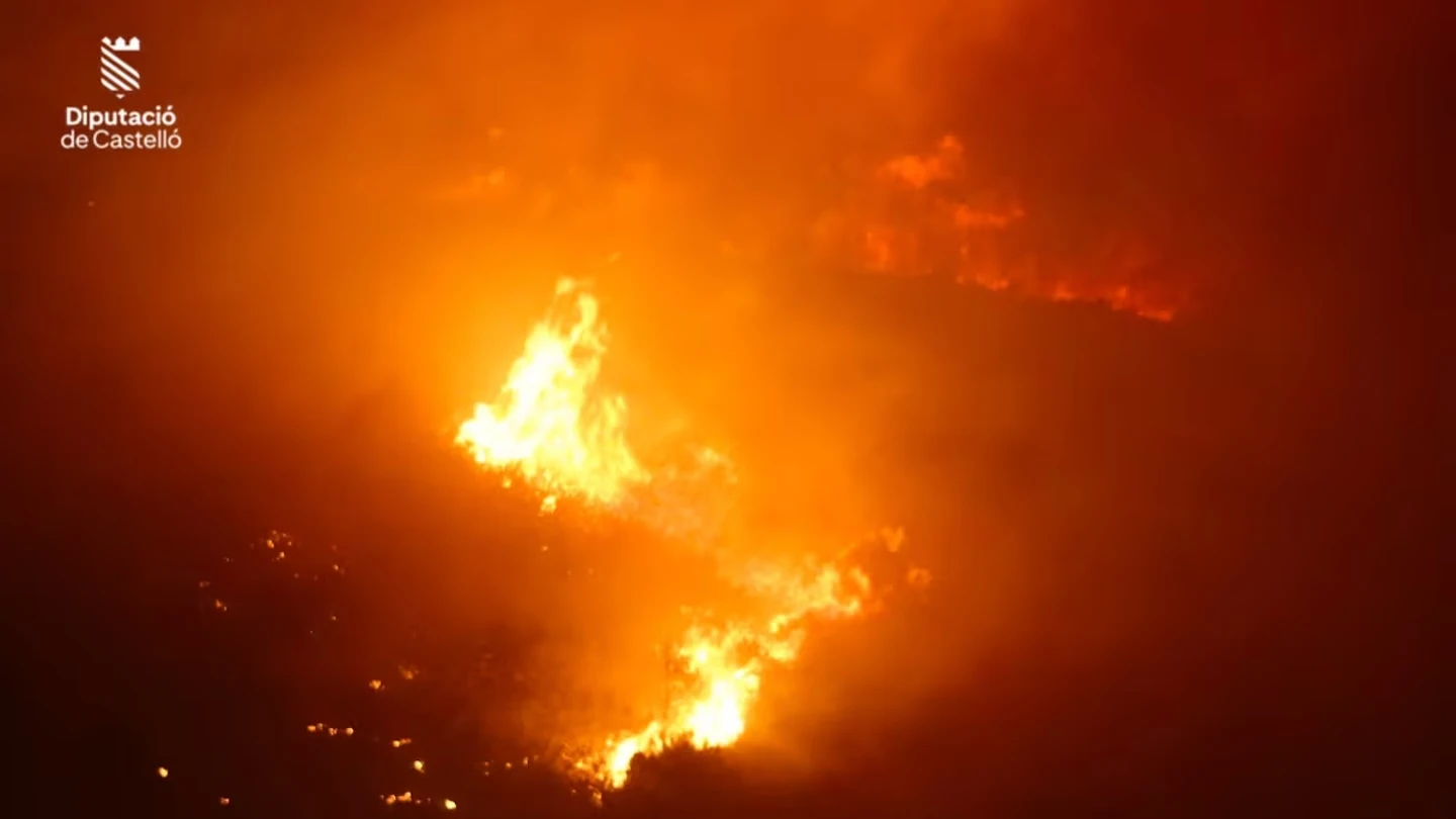 Un rayo origina un incendio entre Gátova y Segorbe y obliga a activar el nivel 1 Un rayo origina un incendio entre Gátova y Segorbe y obliga a activar el nivel 1