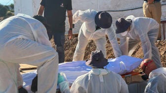 Momento del enterramiento de un migrante en Ceuta