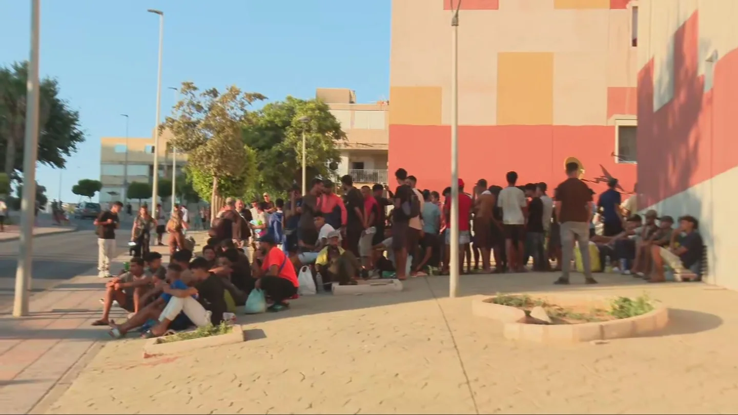 La normalidad no vuelve a Ceuta: esperas ante los emplazamientos de las Lomas y las chozas ocupan de nuevo la playa de El Trampolín La normalidad no vuelve a Ceuta: esperas ante los emplazamientos de las Lomas y las chozas ocupan de nuevo la playa de El Trampolín