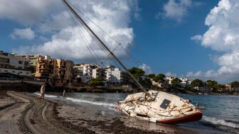 Un barco volcado por el temporal en Mallorca