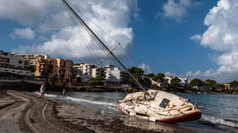 Un barco volcado por el temporal en Mallorca