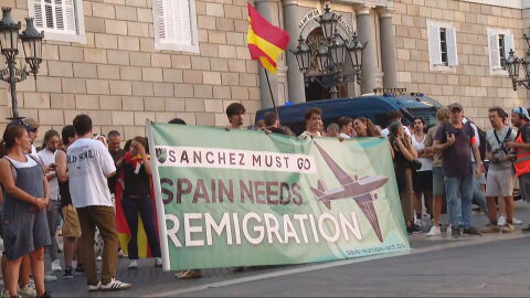 Pinchazo del fascismo, el racismo y la xenofobia: la contraprotesta antifascista opaca al grupo ultra Save Europe Act en Barcelona