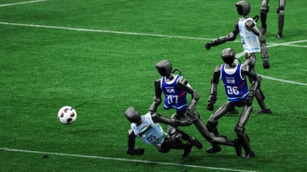 Robots juegan un partido de f&uacute;tbol en los Juegos Mundiales de Robots en Pek&iacute;n