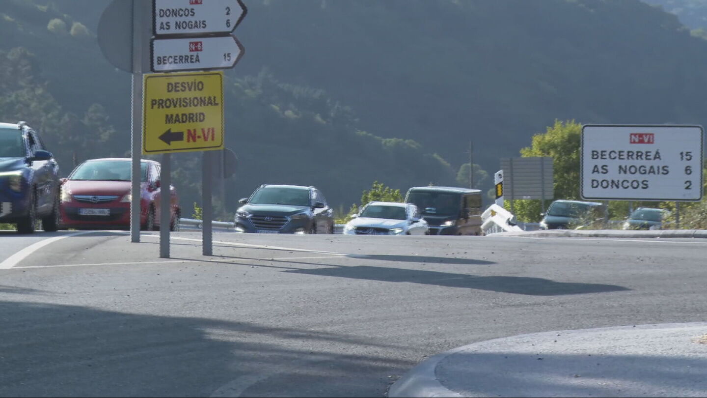 Los vecinos de Pedrafita de Cebreiro, hartos de las obras en la autov&iacute;a: camiones y tractores se adue&ntilde;an de sus calles tras el corte de la A-6