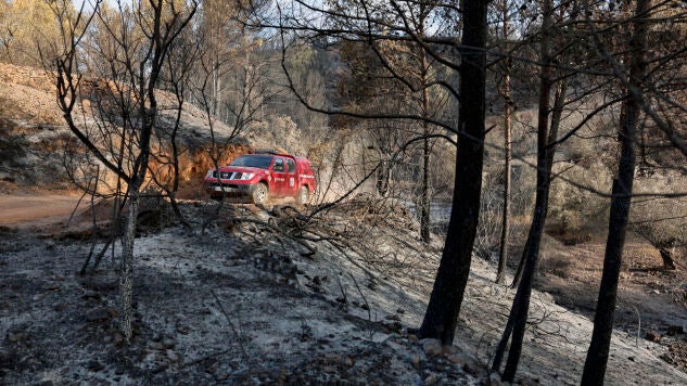 Un veh&iacute;culo de bomberos circula por una zona en la que a&uacute;n trabajan para evitar rebrotes en Segorbe (Castell&oacute;n)